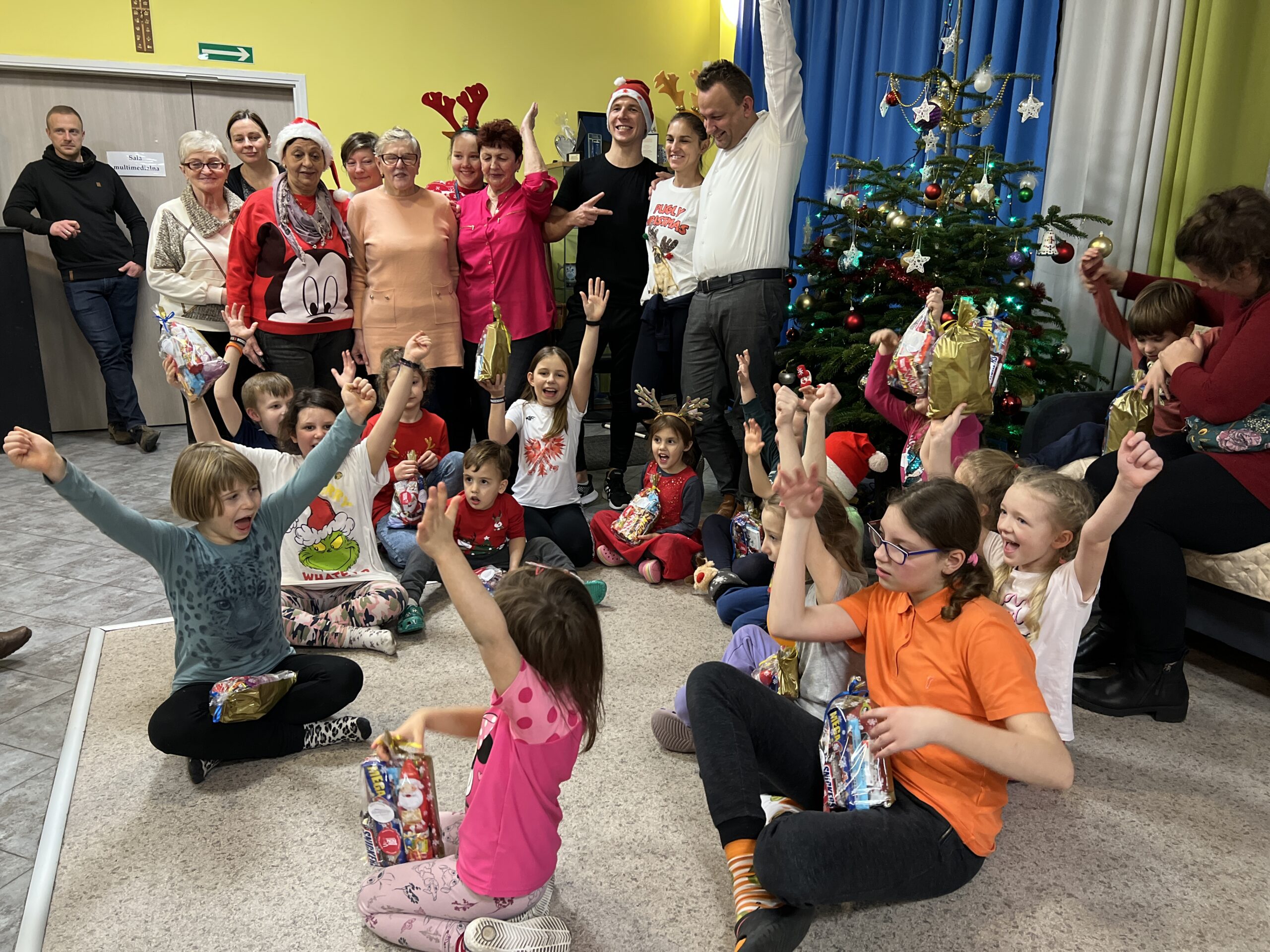 Mikołajki — dzieci i seniorzy z paczkami świątecznymi