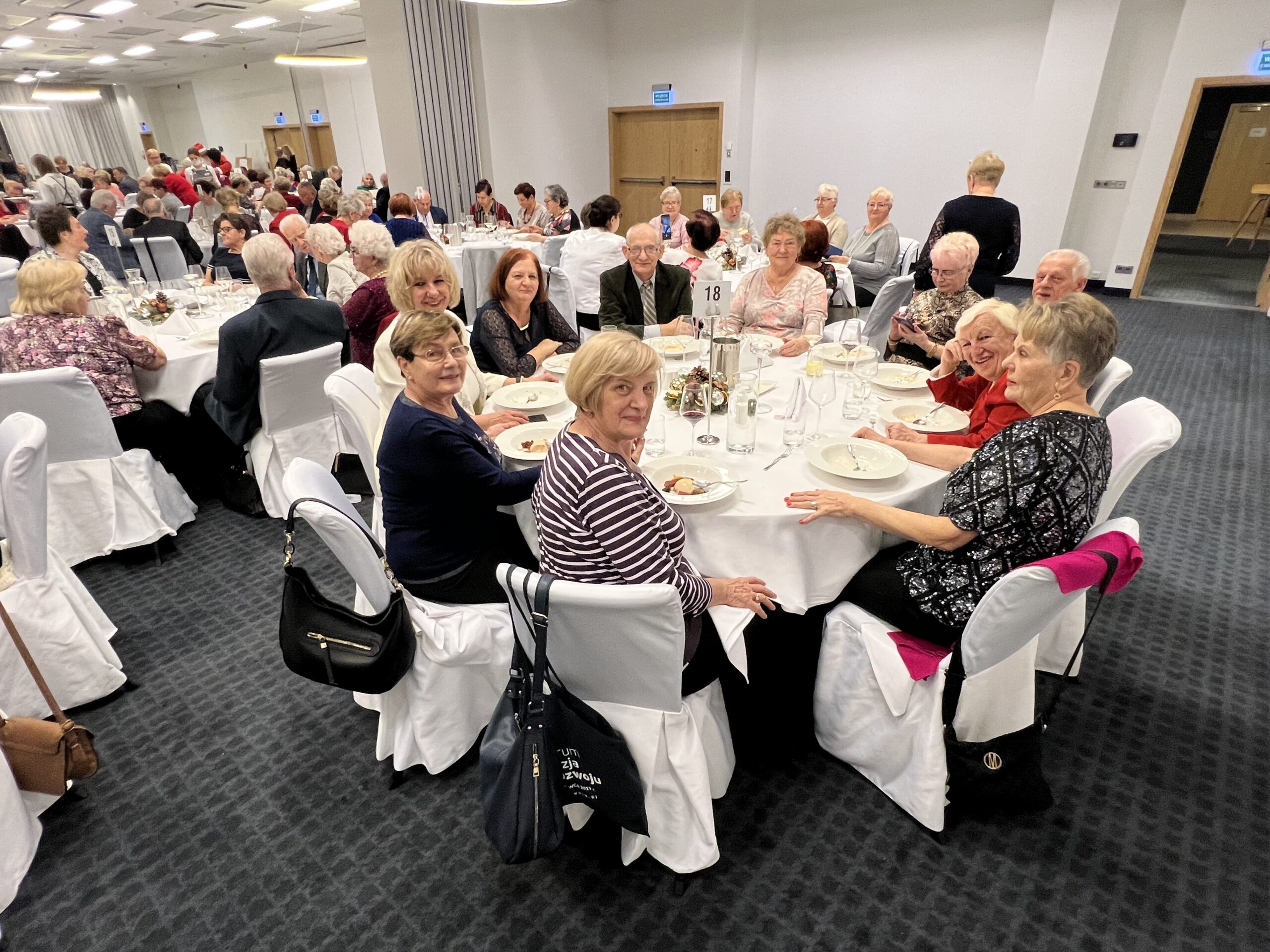 Wigilia dla seniorów i potrzebujących — wspólny stół